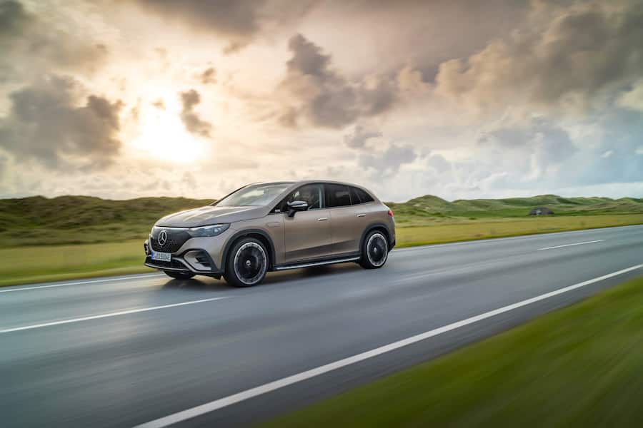 Mercedes-EQ. EQE SUV. AMG Line Exterior, Night Package, Velvet brown metallic, 22" AMG multi-spoke light-alloy wheels, Electric Art Line Interior, Leather Nappa balao brown/neva grey Mercedes-EQ. EQE SUV. AMG Line Exterior, Night Package, Velvet brown metallic, 22" AMG multi-spoke light-alloy wheels, Electric Art Line Interior, Leather Nappa balao brown/neva grey Bilder von janina.geiger@mercedes-benz.com erhalten