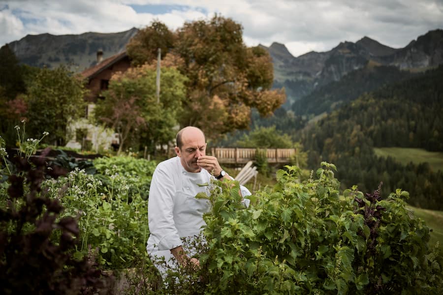 Nicolas Darnauguilhem, chef au restaurant gastronomique La Pinte des Mossettes près de Charmey dans le canton de Fribourg, jeudi 19 octobre 2023. (© Gabriel Monnet)