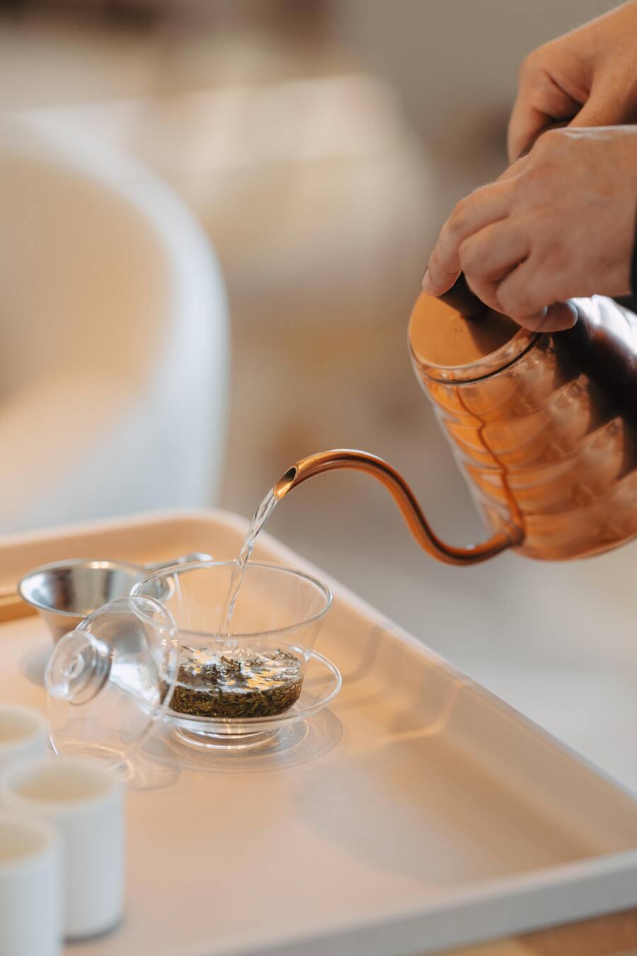 Zubereitung Grüntee - Restaurant Anne-Sophie Pic - Hotel Beau-Rivage Palace Lausanne - Sommer 2024 - Copyright Olivia Pulver