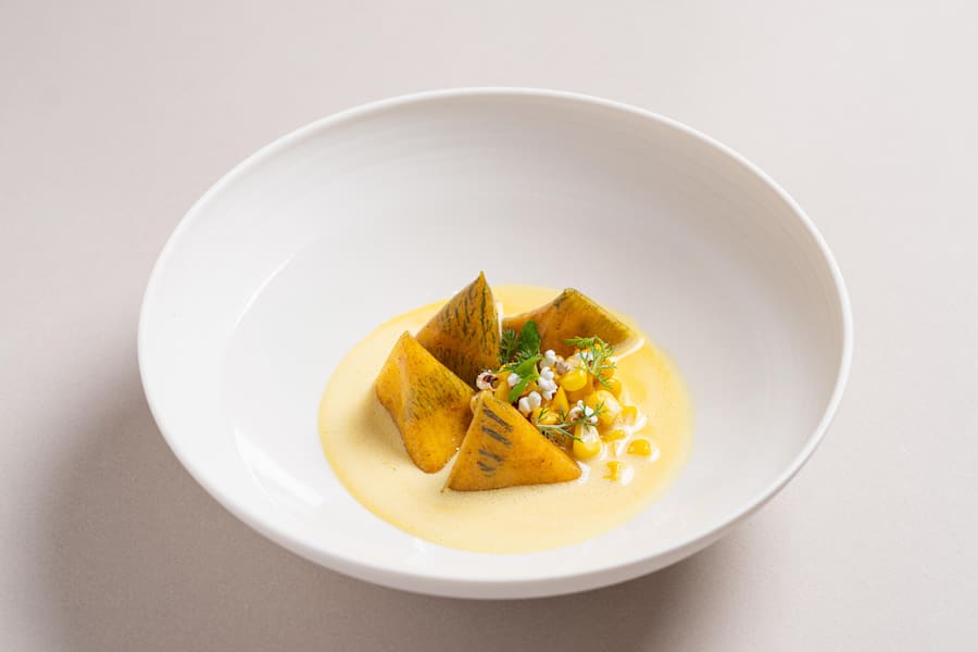 LES BERLINGOTS CASP fromage de brebis du Mont Gibloux velouté de maïs, safran du Jorat et lavande de nos serres - Restaurant Anne-Sophie Pic - Hotel Beau-Rivage Palace Lausanne - Sommer 2024 - Copyright Olivia Pulver