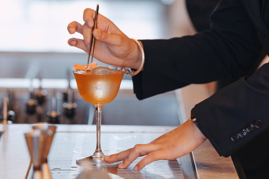 Cocktail PÃTALES TOMBÃS Floral Acidulé Végétal, Cynorrhodon, Thé Genmaïcha-Géranium Rosat ASP, Passing Clouds - Anne-Sophie Pic - Hotel Beau-Rivage Palace Lausanne - Sommer 2024 - Copyright Olivia Pulver