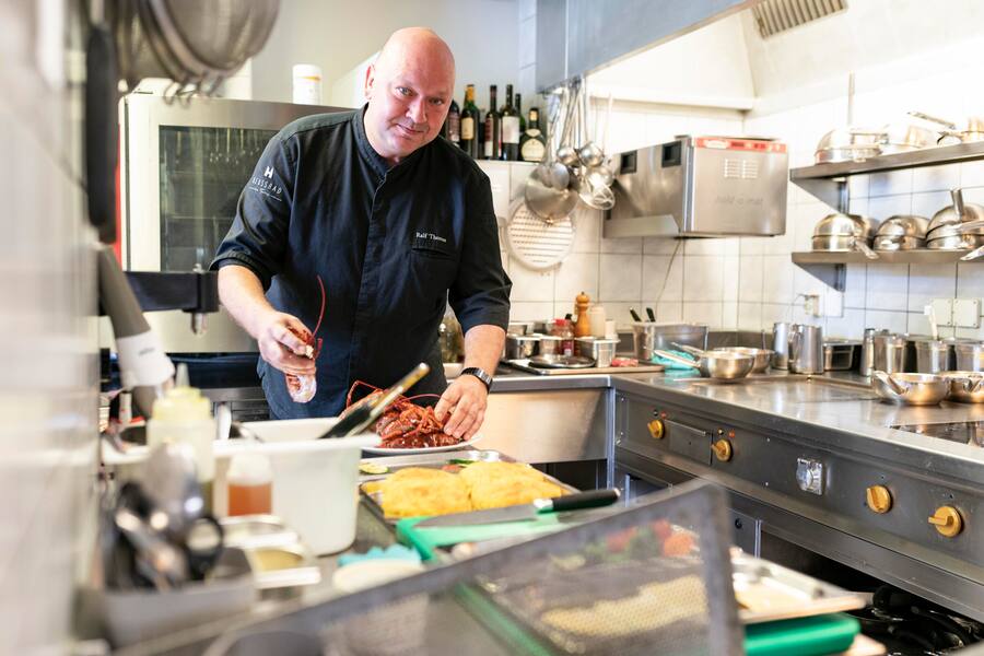 Reussbad, Ralf Thomas, in der Küche, Hummermenu