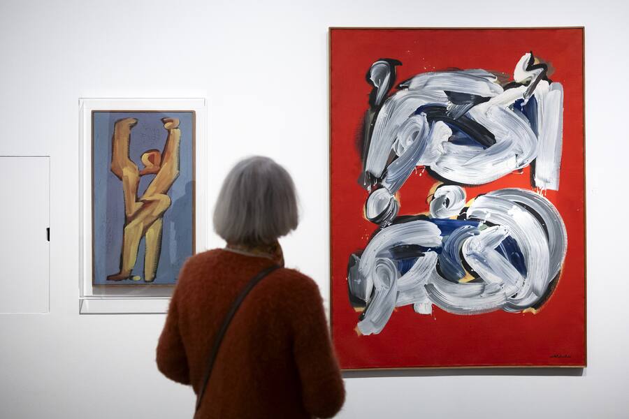 Eine Besucherin betrachtet die Kunstwerke "Al Horeyia", links, und "Octobre Al Obour" des Aegyptischen Kuenstlers Hamed Abdalla, am Donnerstag, 25. Januar 2024 im Zentrum Paul Klee in Bern. Hamed Abdalla (1917?1985) gilt