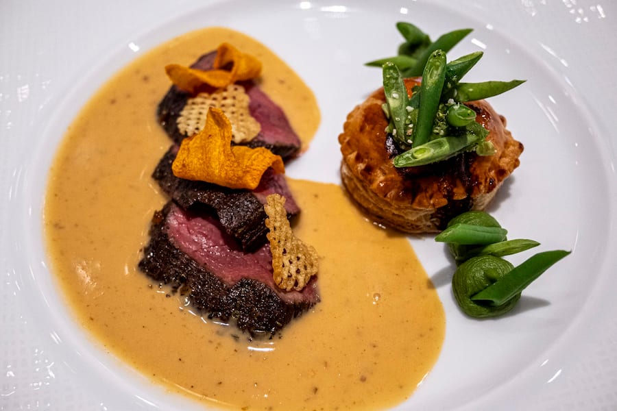 Signé Giovannini: le premier coffre de chamois caramélisé au poivre vert et son feuilleté gourmand d'épaules fondantes