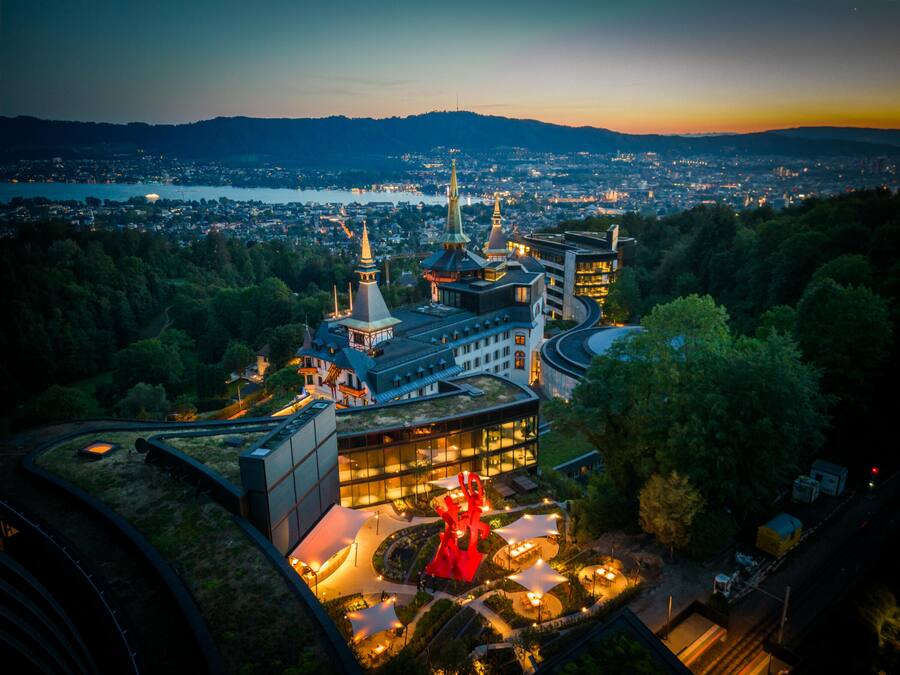 The Dolder Grand 2023 Aussenansicht im Sommer, Dämmerung, Hotel des Jahres 2024, The Dolder Grand, Drohne, August 2023Â