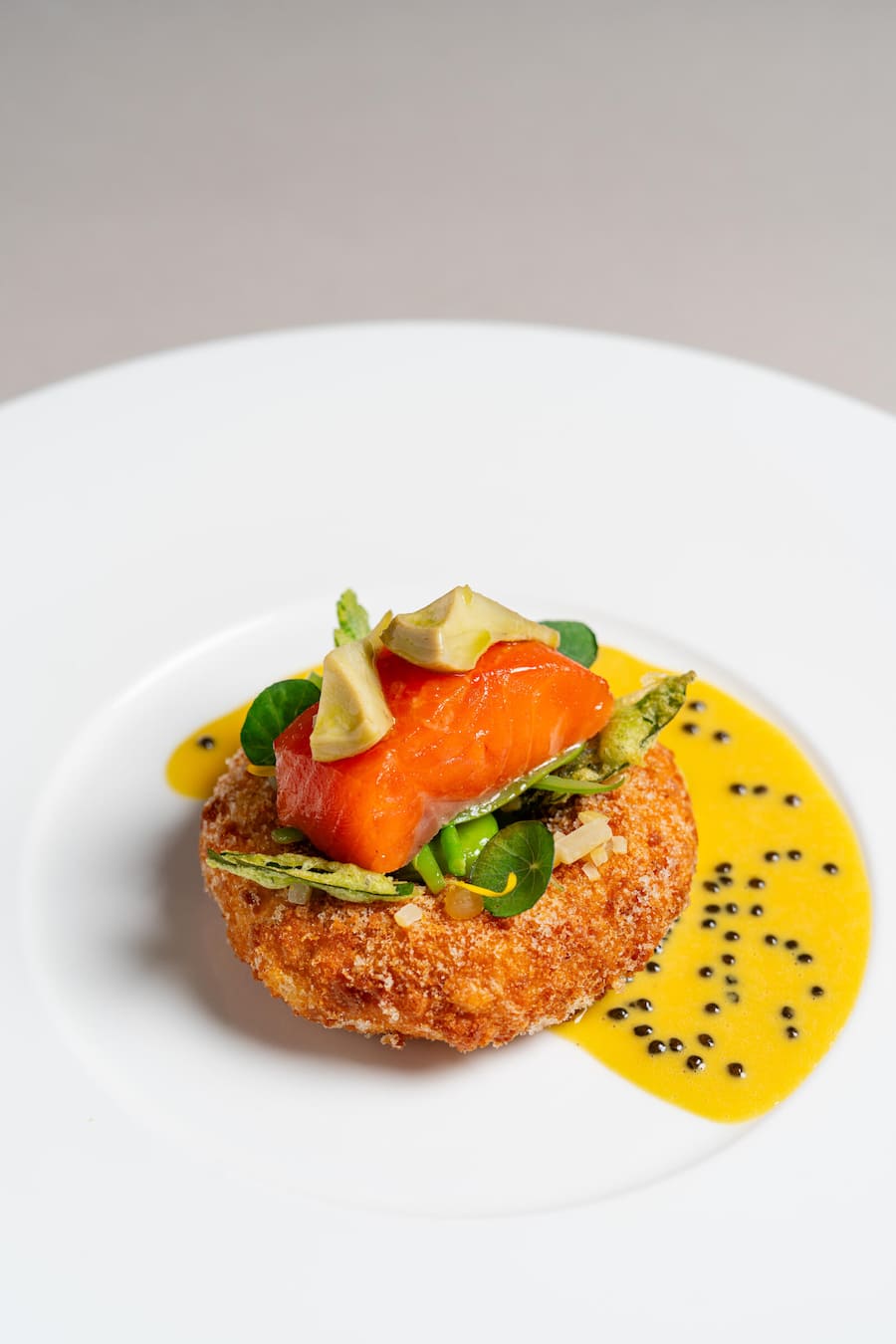 Brüggli-Saibling |Artischocken | Salzzitrone | Liebstöckel | Alpkäse der Alpe Waira - André Kneubühler, Chefkoch - Omnia Zermatt - Sommer 2024 - Copyright Olivia Pulver