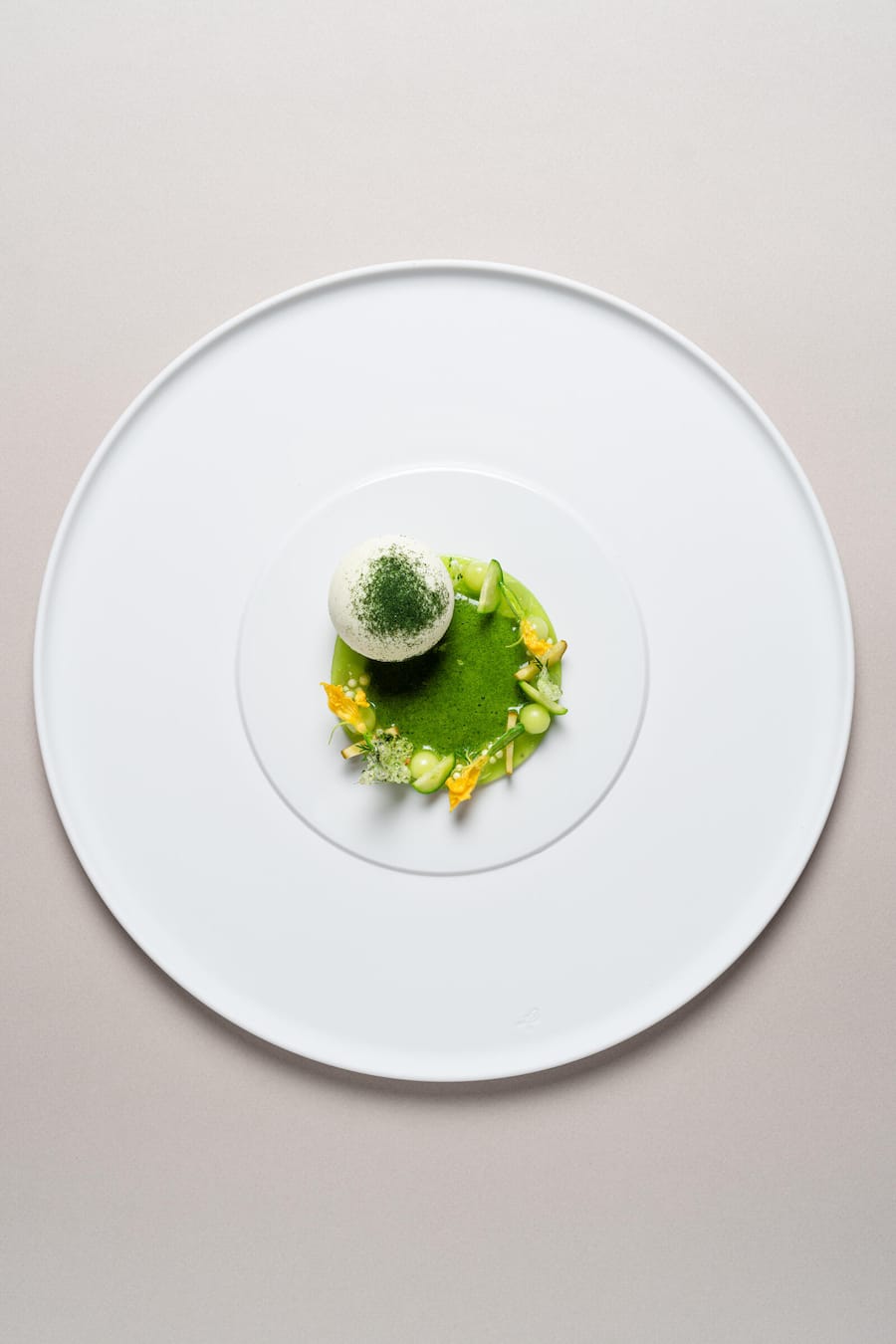 Gurke | Molke | Tapioka | frischer Wasabi | Algen | Dill - André Kneubühler, Chefkoch - Omnia Zermatt - Sommer 2024 - Copyright Olivia Pulver