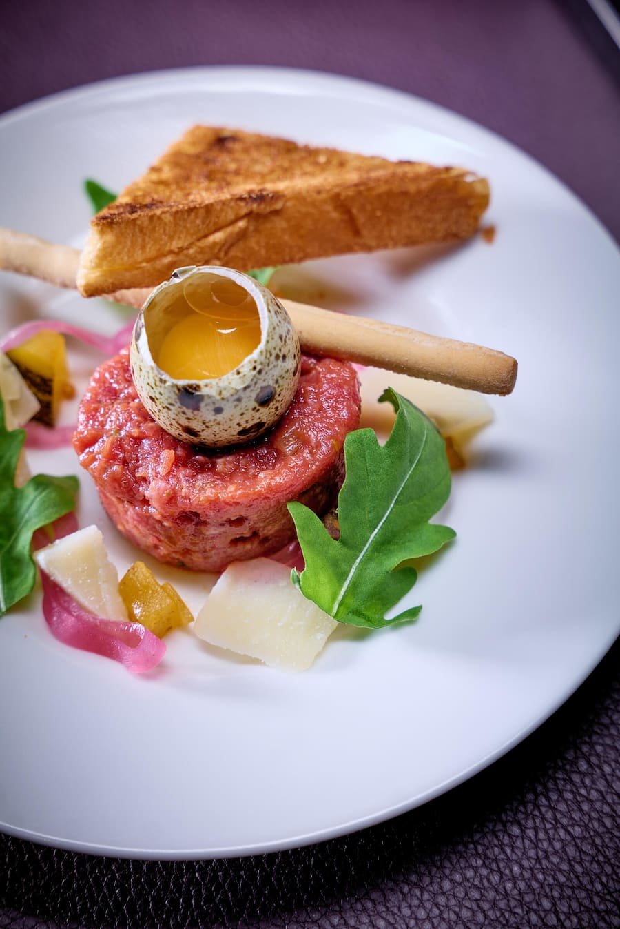 Gluringen, le 9 septembre 2024, Partner Lunch 2024 des JRE avec à la cuisine de l âHôtel restaurant Tenne Fernando Michlig et Gaston Zeiter icien amuse bouche un tartare de boeuf avec ses oeufs de cailles © Sedrik Nemeth