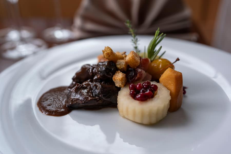 16.08.2024; Gurtnellen-Dorf (UR): Wild essen bei Beat Walker im Restaurant Im Feld; Zweiter Gang - Gemspfeffer mit Wirz, Rotkraut, Mirabelle, Quitte, Vanille-Apfel, Maroni, Brotwürfel und Eierschwämmli. © Valeriano Di Domenico