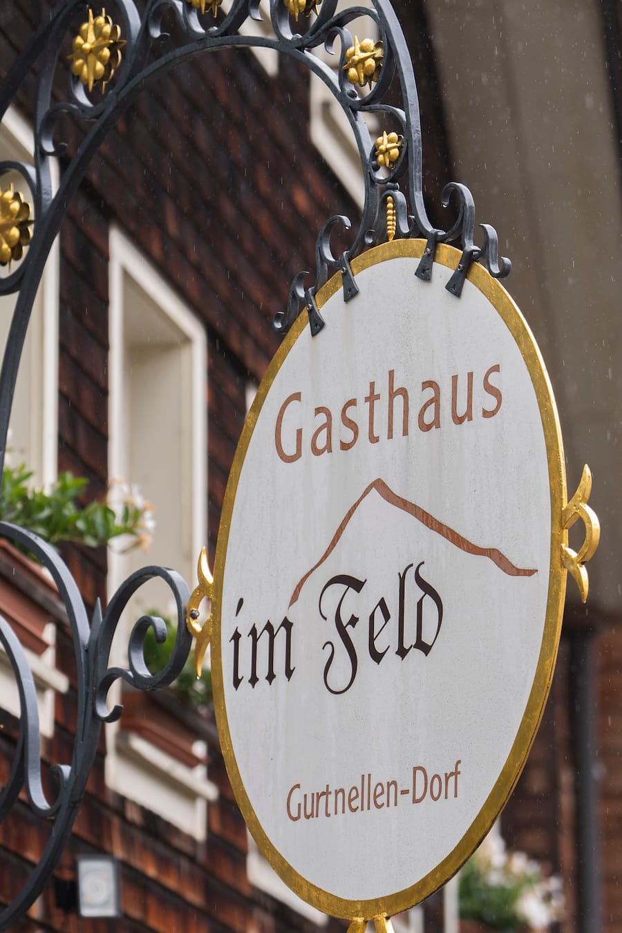 16.08.2024; Gurtnellen-Dorf (UR): Wild essen bei Beat Walker im Restaurant Im Feld; Aussenansicht vom Restaurant im Feld mit Schild. © Valeriano Di Domenico