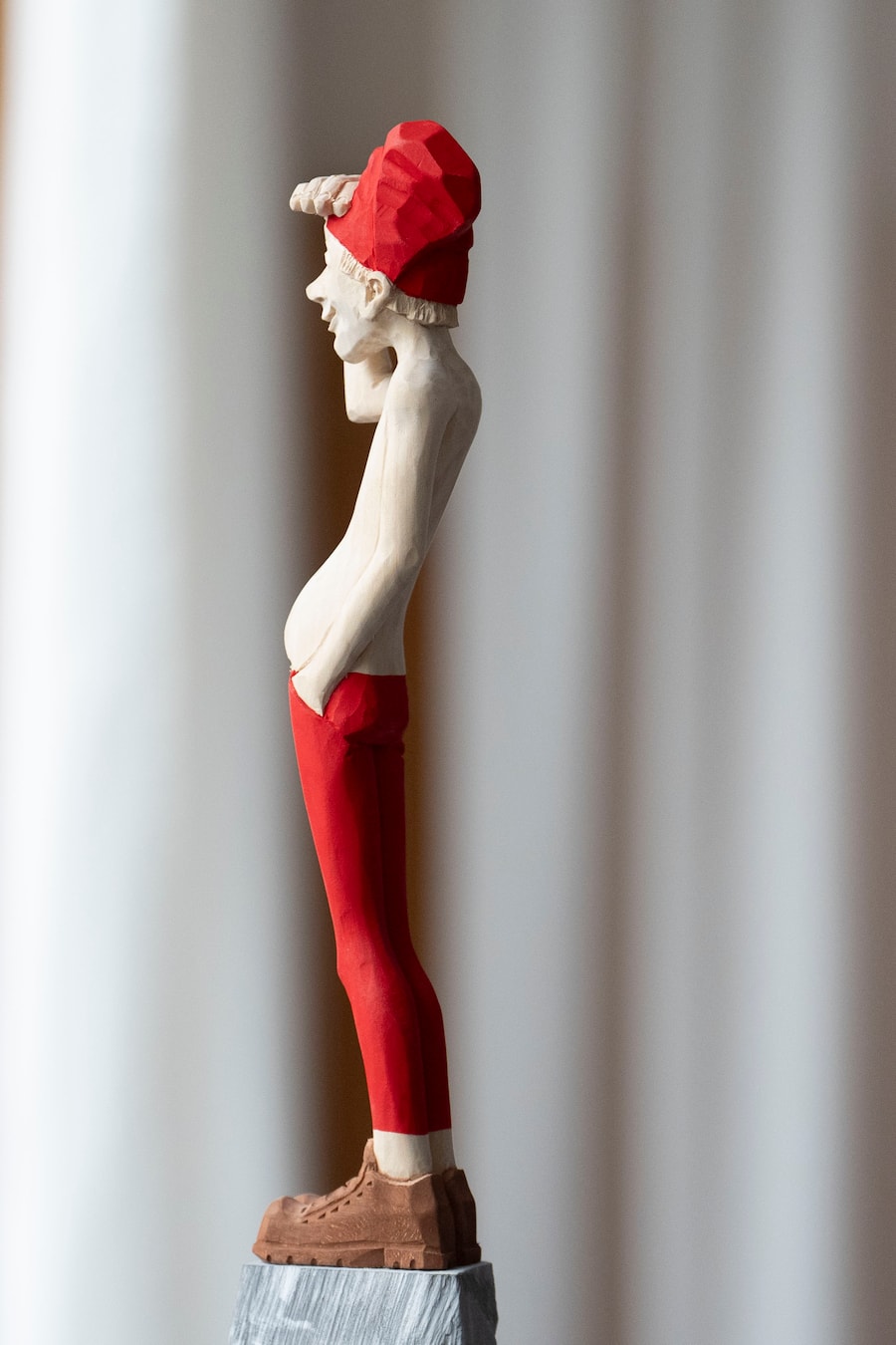 16.08.2024; Gurtnellen-Dorf (UR): Wild essen bei Beat Walker im Restaurant Im Feld; Innenaufnahme des Restaurant Wild im Bild ein Kunstwerk von Peter Bissig (Holzbildhauer). © Valeriano Di Domenico