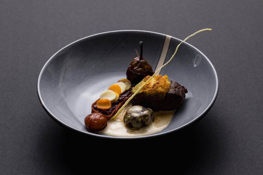 Rehrücken Cuchauel-Kruste, Bénichon-Senf-Sauce, Freiburger Botzi Birnen, Pierrot Ayer, Restaurant Le Pérolles Freiburg, GMC Jubiläum mit JRE-Gastköchen, 10 Jahre Schüpbärg-Beizli, in Schüpberg BE, 13. Oktober 2024. Copyright: Roy Matter