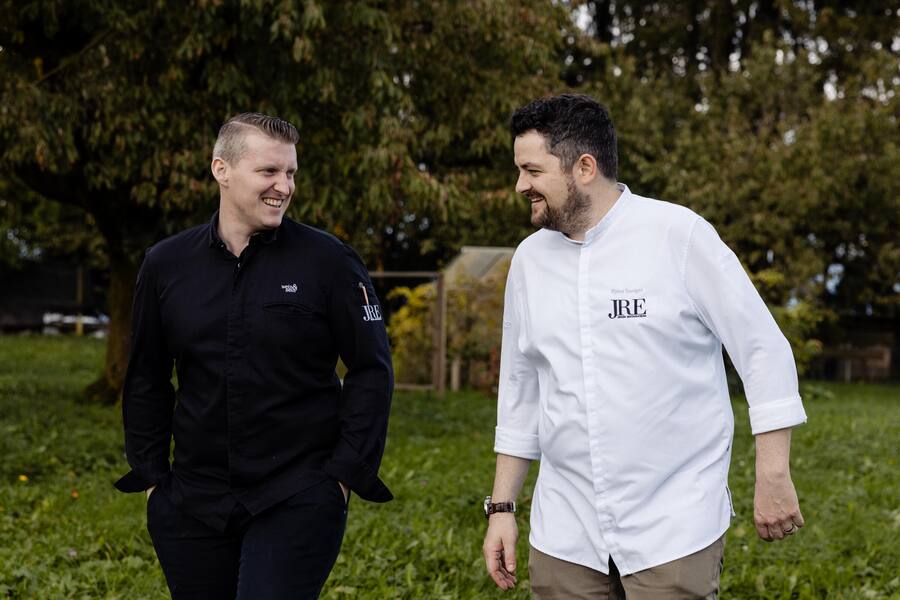 Pascal Melliger, JRE, Restaurant Wein&Sein Bern, Björn Inniger, JRE, Restaurant Alpenblick Adelboden, GMC Jubiläum mit JRE-Gastköchen, 10 Jahre Schüpbärg-Beizli, in Schüpberg BE, 13. Oktober 2024. Copyright: Roy Matter