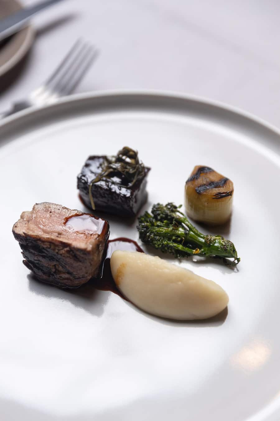 Vinum Vertikal, Weindegustation auf drei Höhen; Jungfraujoch BE Weindegustation Reportage mit Peter Keller Urs Gschwend Gericht: SIMMENTALER KALB, Bäckchen, Filert, Waldpilze Fotografiert in Grindelwald am 12.10.2024