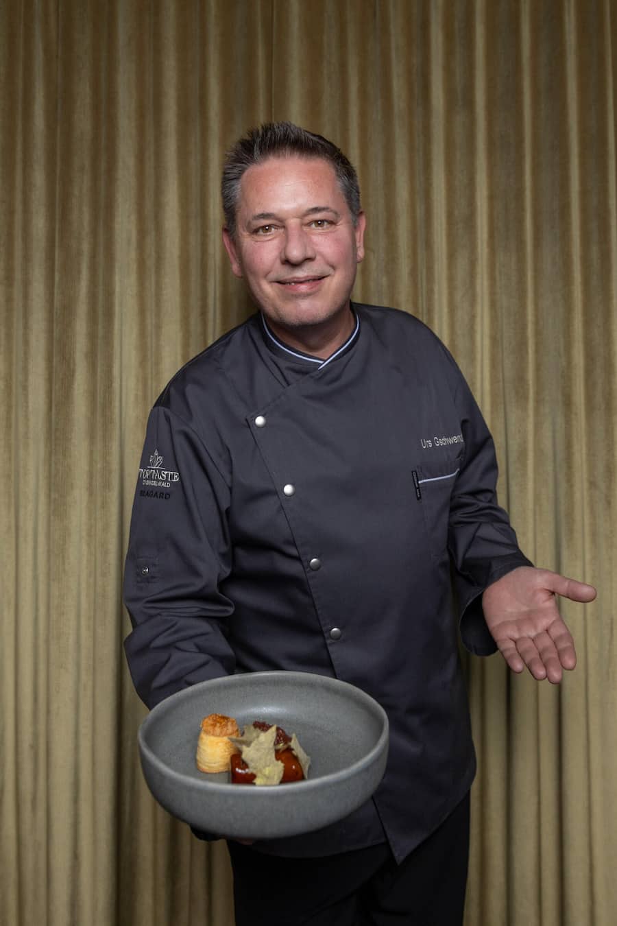 Vinum Vertikal, Weindegustation auf drei Höhen; Jungfraujoch BE Weindegustation Reportage mit Peter Keller URS GSCHWEND Gericht: ENTEN CONFIT, Rilette, trauben Chutney, Pogacsa Fotografiert in Grindelwald am 12.10.2024