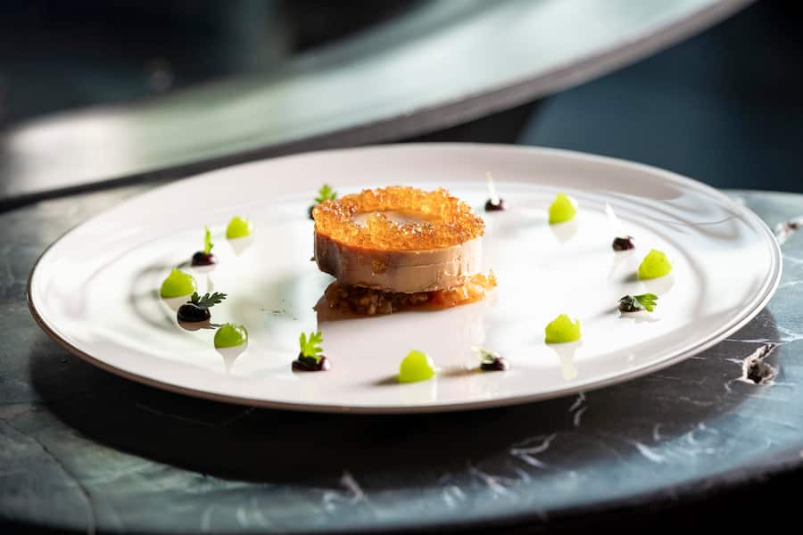 Buena Vista Kitchen Club im Chedi, Marinierte Gänseleber, Apfel Ingwer Kompott, Sauternes Gelée, Schokolade Brioche, von Wolfgang Kuchler