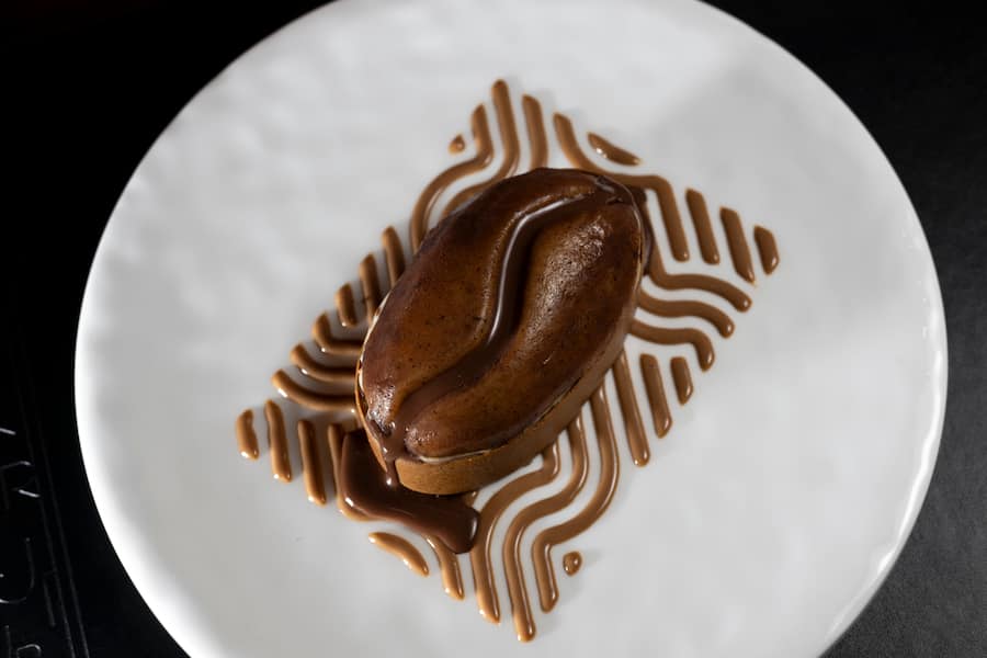 Titouan Claudet, Chef pâtissier au Woodward Geneva. Dessert â Le café. Genève, 20.08.2024 © Fred Merz | Lundi13