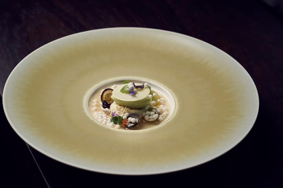 Trauben & Jasmintee mit IngwerTofu-Espuma, Trauben-Ingwersorbet, Trauben-Jasminteesud, Yuzu-Ingwerperlen