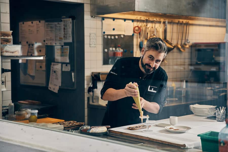 Ackermannshof, Chefkoch Flavio Fermi, 19.08.2021, Foto Lucia Hunziker / beim Anrichten von Sardische Fasnachtskiechli - Thymian - Orangenzeste / Cornetto mit Avocado -Top in Basel: «Im Ackermannshof», mit Chef Flavio Fermi.