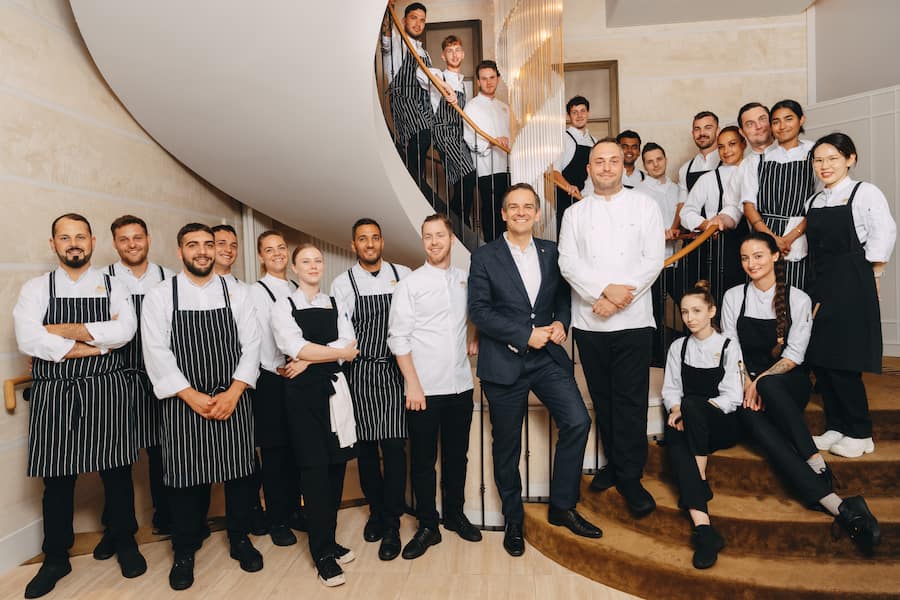 Kitchen Crew (Savoy, Orsini) mit General Manager Dominik Reiner - Mandarin Oriental Savoy Zurich - Hotel des Jahres 2025 - Sommer 2024 - Copyright Olivia Pulver