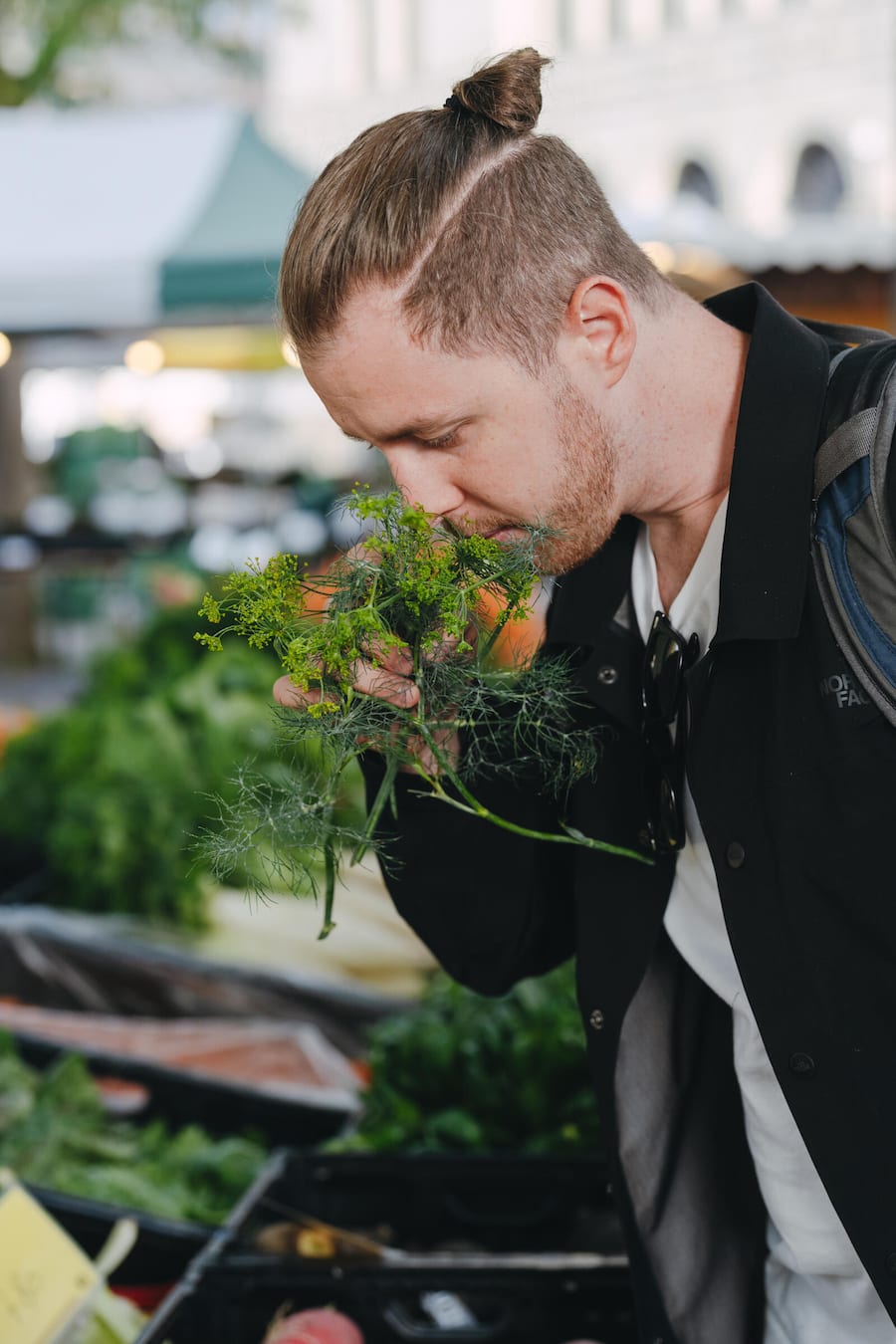 Dario Moresco am Stand von Martin Bär Gemüsebau Däniken - Die Chefs vom Orsini besuchen den Buerkliplatz Markt in Zurich - Mandarin Oriental Savoy Zurich - Hotel des Jahres 2025 - Sommer 2024 - Copyright Olivia Pulver