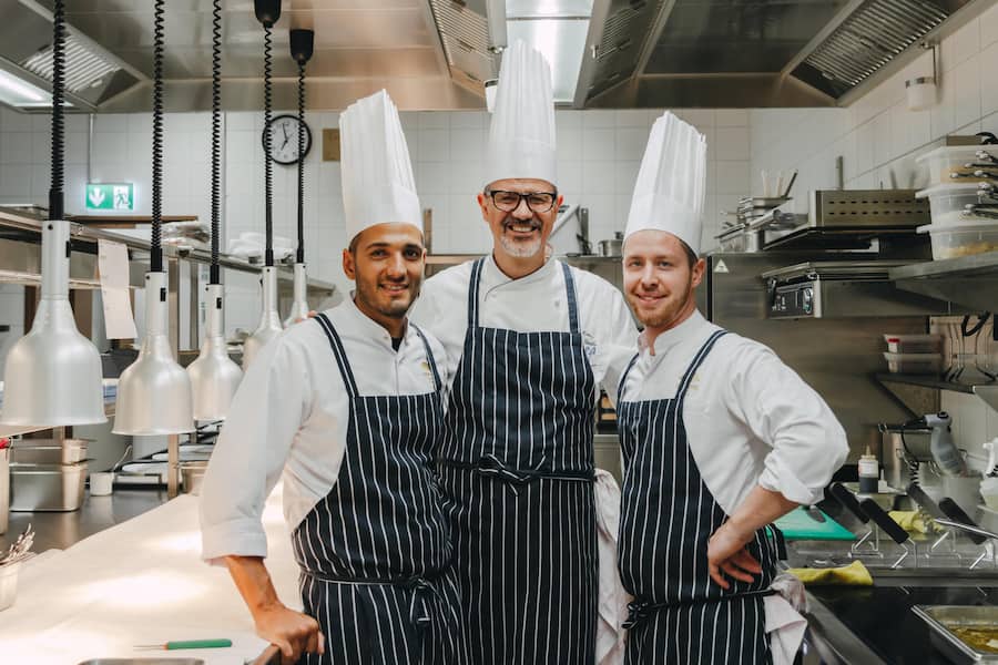 Gianmarco DâAlonzo, Sous Chef, Antonia Guida, Zweisterne Chef und Dario Moresco, Chefkoch - Orsini - Mandarin Oriental Savoy Zurich - Hotel des Jahres 2025 - Sommer 2024 - Copyright Olivia Pulver