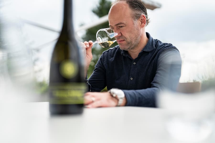 Gregory Rohmer, Sommelier bei Tanja Grandits und Cedric Besson, besucht Besson Strasser Weinbau , Uhwiesen, am Degustieren auf der Terrasse des Weinguts Grégory Rohmer, Sommelier, Cédric Besson, Weingut © Nik HungerÂ