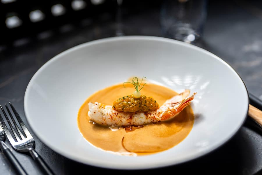 13.10.2024; Rehetobel: 4-Hands Dorfhuus Gupf mit Rolf Fliegauf und Sven Vogelsanger. Kaisergranat vom Grill mit Kürbis, Tandoori und Zitrus. © Valeriano Di Domenico