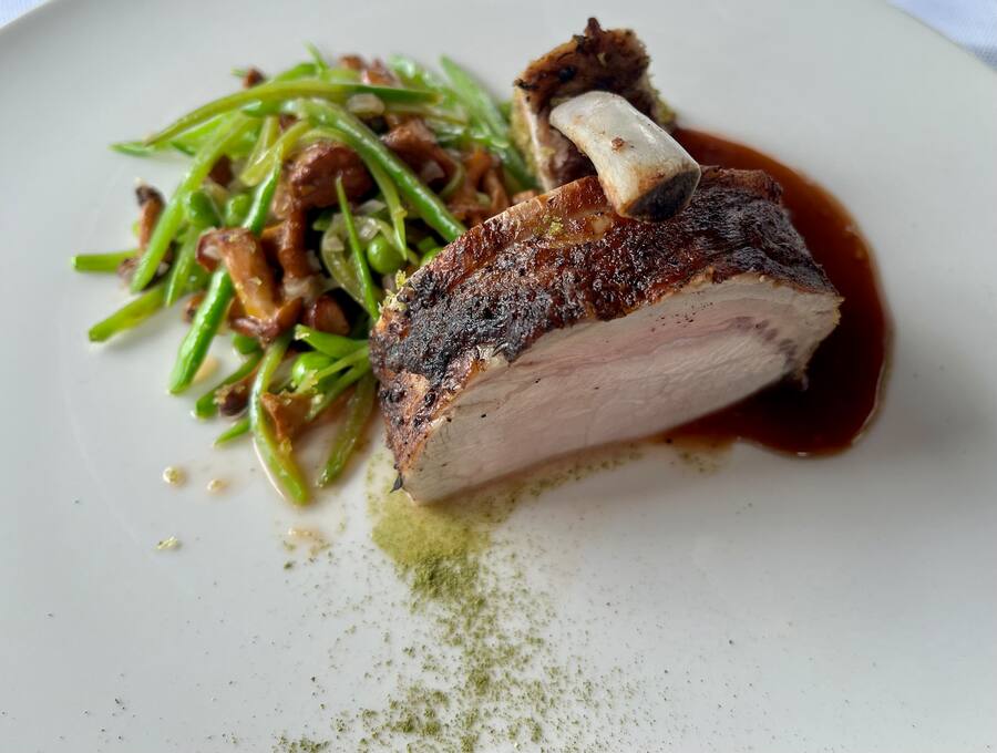 La côte de cochon croustillant et ses petits légumes croquants