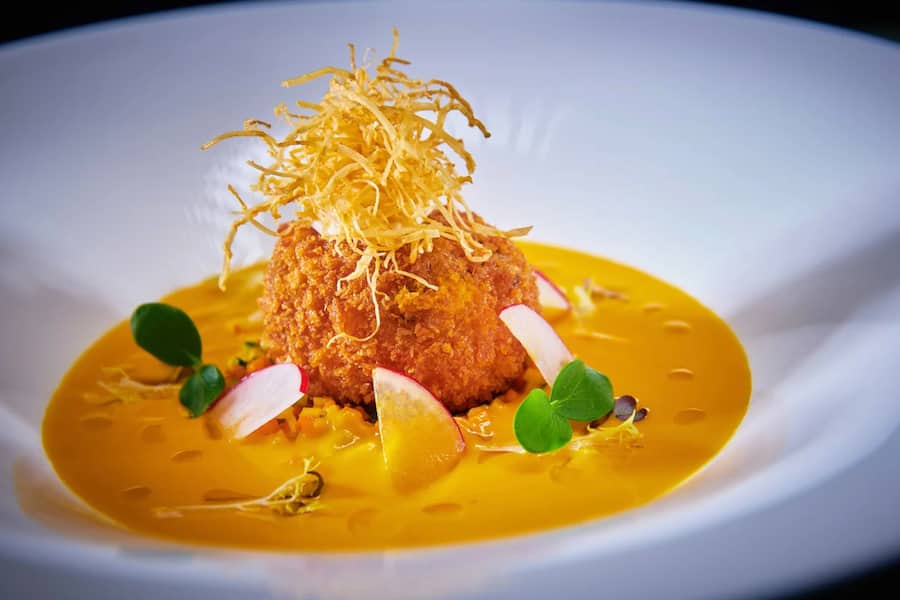 Le-velouté-de-courge-et-son-œuf-croustillant-par-Bert-de-Rycker-aux-Attelas-à-Verbier