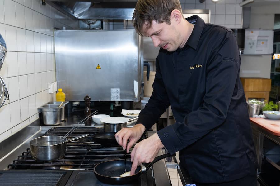 Lukas Kiener am Herd