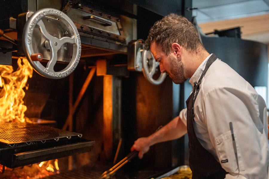 13.10.2024; Rehetobel: 4-Hands Dorfhuus Gupf mit Rolf Fliegauf und Sven Vogelsanger. Matteo Barloggia am Grill. © Valeriano Di Domenico