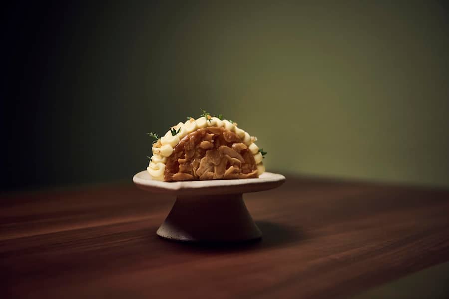 Gericht: Fingerfood zum Schluss des Menüs: Bienenstich mit Vanille-Rhum-Parfait und Gewürzorangen-Creme.
