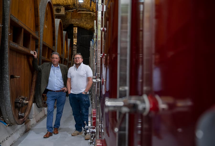 Thierry und Henry Aloys Grosjean im Fasskeller