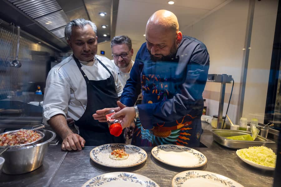 Exklusiv für Excellence-Gäste hat Spitzenkoch Moses Ceylan ein Levante-Dinner mit dem Best-of seiner Küche kreiert. Orient trifft Okzident auf der Excellence Empress.