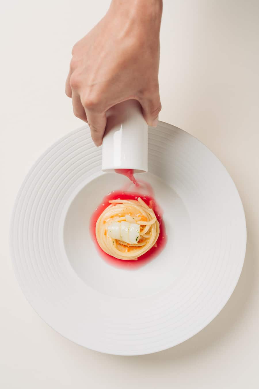 Spaghetti with cuttlefish lard and Colatura di Alici emulsion - Orsini Sommer 2024 - Mandarin Oriental Hotel Zuerich - Copyright Olivia Pulver Spaghetti mit Sepiaschmalz und Colatura di Alici-Emulsion