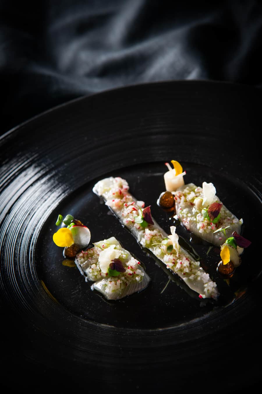 Peter Knogl 2021: Kingfish, Radieschen, Avocado und Miso Peter Knogl, Cheval Blanc, Hotel Les Trois Rois, les trois rois, Basel © Thomas Buchwalder