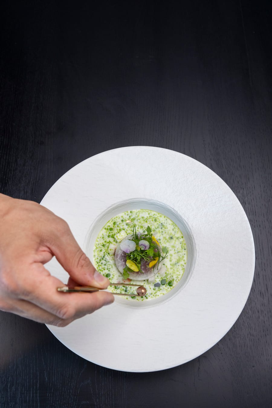 Pinzetten-Einsatz! Beim Anrichten muss jedes Detail stimmen.