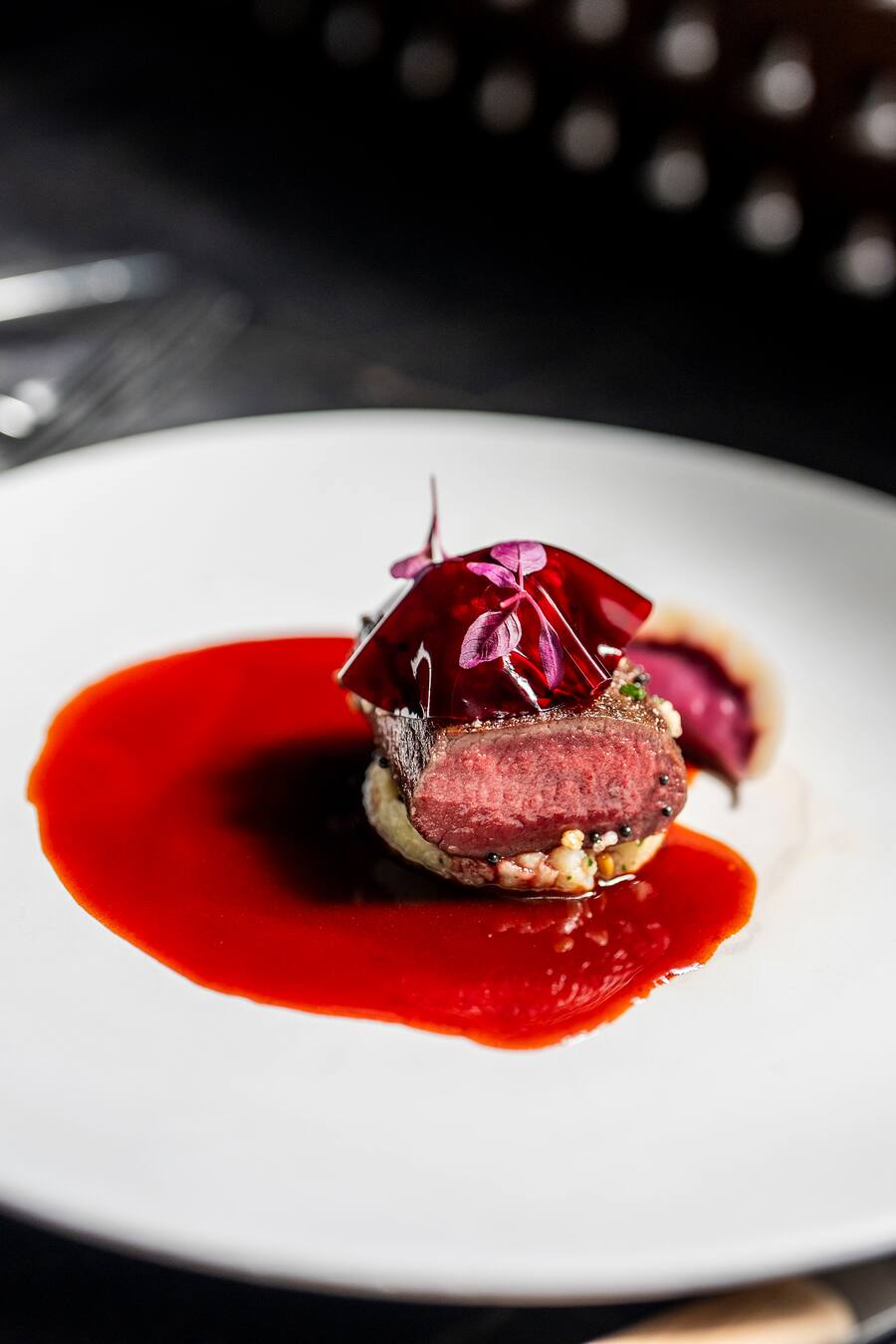 13.10.2024; Rehetobel: 4-Hands Dorfhuus Gupf mit Rolf Fliegauf und Sven Vogelsanger. Rosa Gebratener Rehrücken mit Purple Curry, Sellerie und Dim Sum. © Valeriano Di Domenico