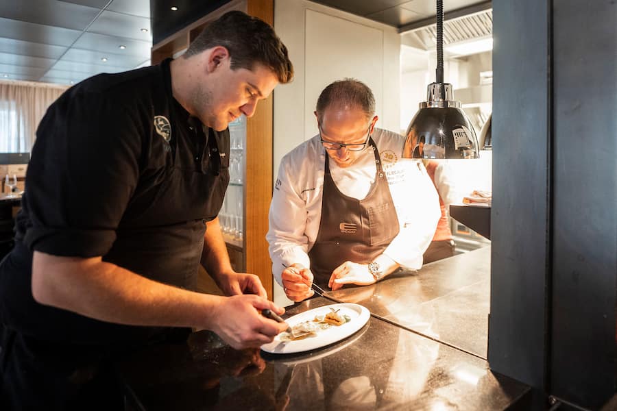 13.10.2024; Rehetobel: 4-Hands Dorfhuus Gupf mit Rolf Fliegauf und Sven Vogelsanger. Sven Vogelsanger und Rolf Fliegauf machen den nächsten Gang bereit (Wildfang Steinbutt Filet mit Jona Kaviar, Beurre blanc, Pastinaken und Petersilien Creme). © Valeriano Di Domenico