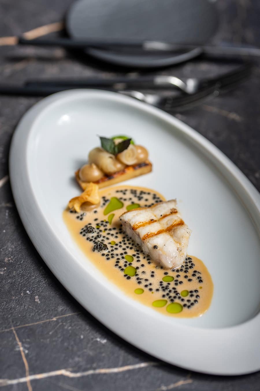 13.10.2024; Rehetobel: 4-Hands Dorfhuus Gupf mit Rolf Fliegauf und Sven Vogelsanger. Wildfang Steinbutt Filet mit Jona Kaviar, Beurre blanc, Pastinaken und Petersilien Creme. © Valeriano Di Domenico