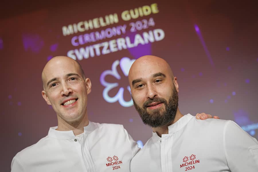 Les chefs Gilad Peled du restaurant Colonnade a Lucerne (gauche) et Mitja Birlo du restaurant The Counter a Zurich (droite), tous deux ayant recu la distinction de deux etoiles, posent pour une photo apres la ceremonie pour l'annonce de la selection des restaurants 2024 par le guide Michelin Suisse, ce lundi 21 octobre 2024 a l'Ecole Hoteliere de Lausanne (EHL) a Lausanne. (KEYSTONE/Valentin Flauraud)