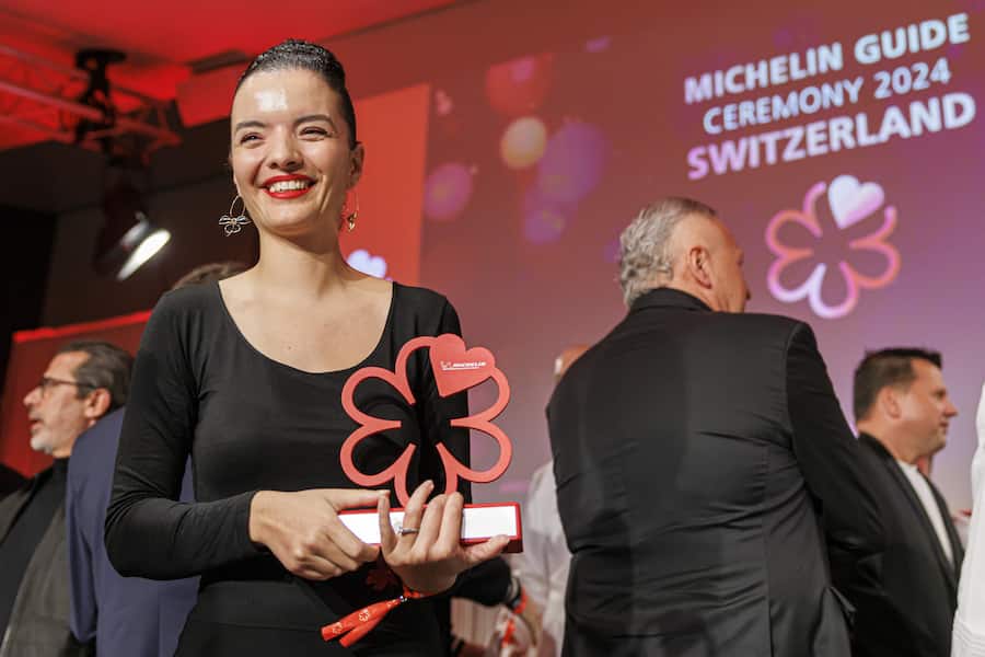 Sarah Benahmed de La Table de Lausanne Palace pose avec son prix du service apres la ceremonie pour l'annonce de la selection des restaurants 2024 par le guide Michelin Suisse, ce lundi 21 octobre 2024 a l'Ecole Hoteliere de Lausanne (EHL) a Lausanne. (KEYSTONE/Valentin Flauraud)