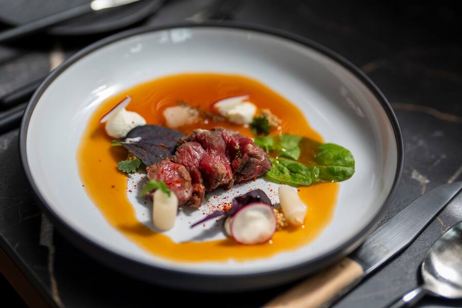 13.10.2024; Rehetobel: 4-Hands Dorfhuus Gupf mit Rolf Fliegauf und Sven Vogelsanger. Carpaccio vom Grillierten Wagyu Rind mit Rettich, Senfsaat, Wildkräuter, Ricotta und Peperoni Essenz. © Valeriano Di Domenico