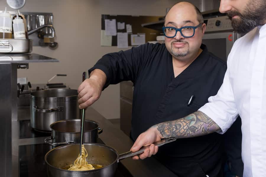 Trattoria Freilager Küchenchef Antonio Colaianni in Aktion, in der Küche, beim Kochen. Fotografiert am 21.09.2024