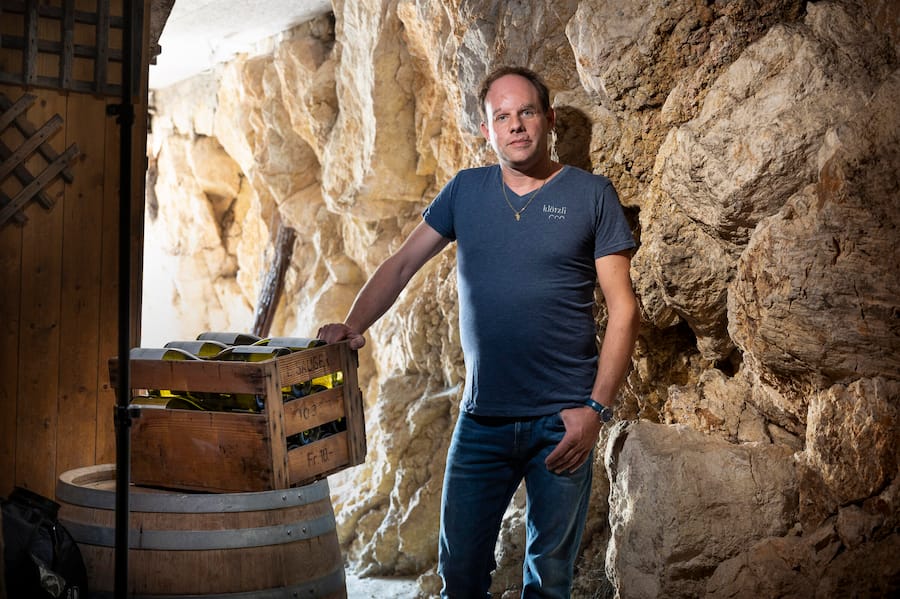 Adrian Klötzli Im Kellerzugang vor Jurakalkwand