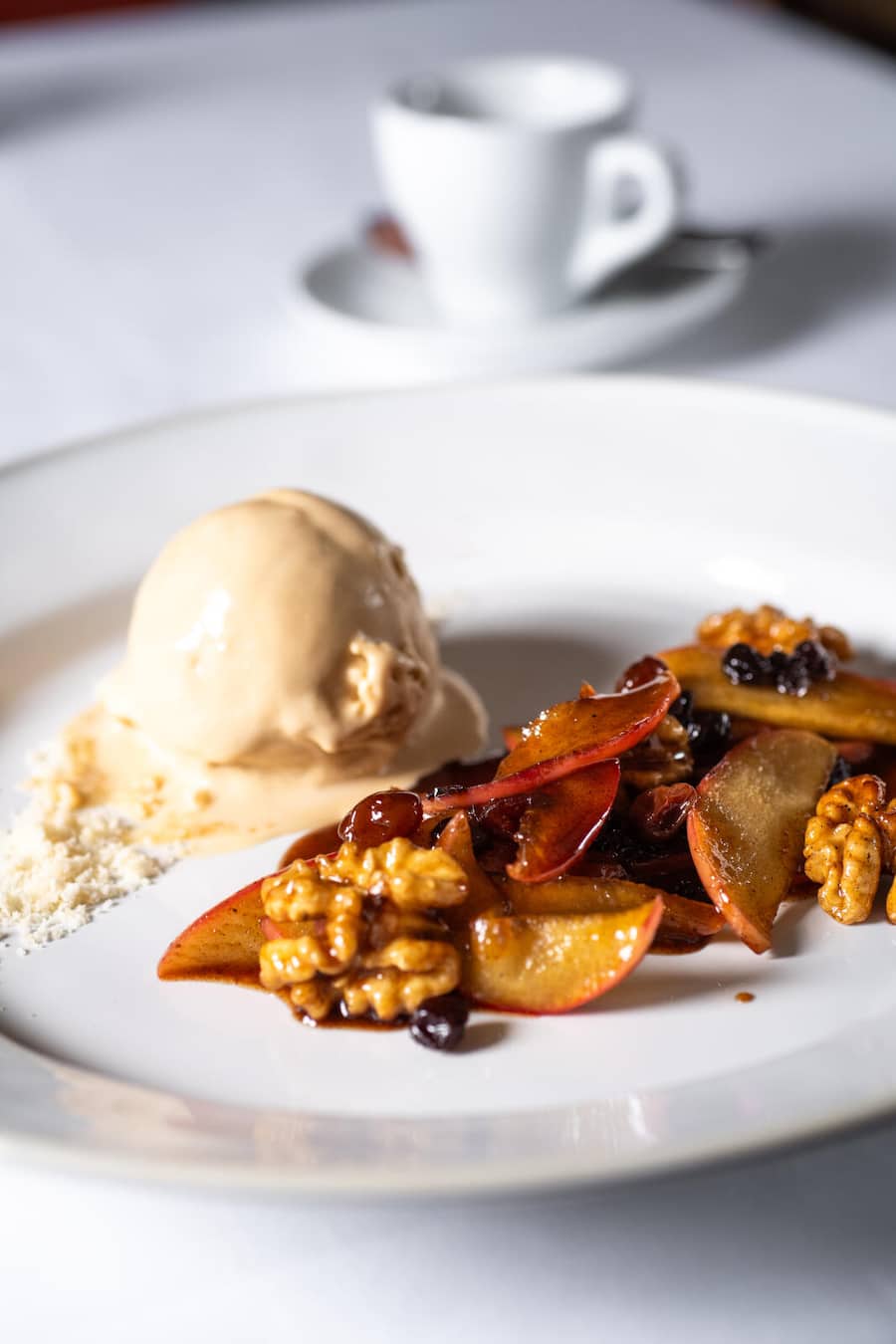 FlambeÌe «National» am Tisch flambiert mit saisonalen FruÌchten und 1 Kugel Glace