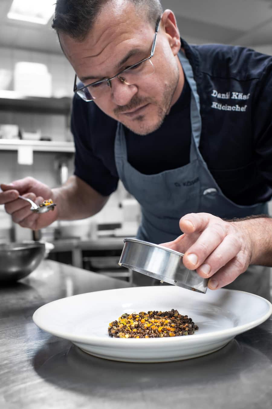 Bremgartner Rauchforellenmousse an Linsen-Speckvinaigrette mit hausgemachtem grünem Apfelmus und Safran-Tuiles mit Daniel Käser