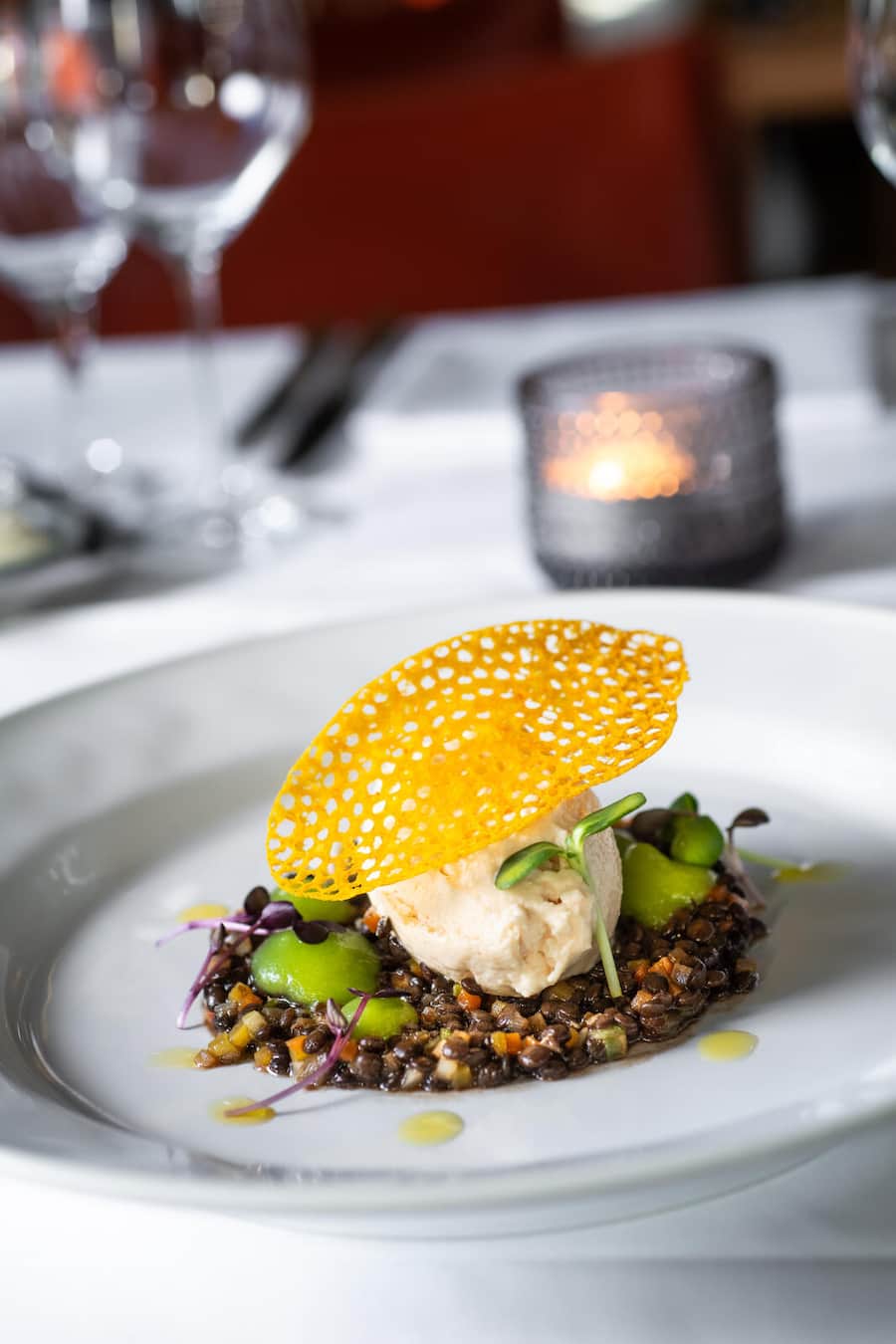 Bremgartner Rauchforellenmousse an Linsen-Speckvinaigrette mit hausgemachtem grünem Apfelmus und Safran-Tuiles