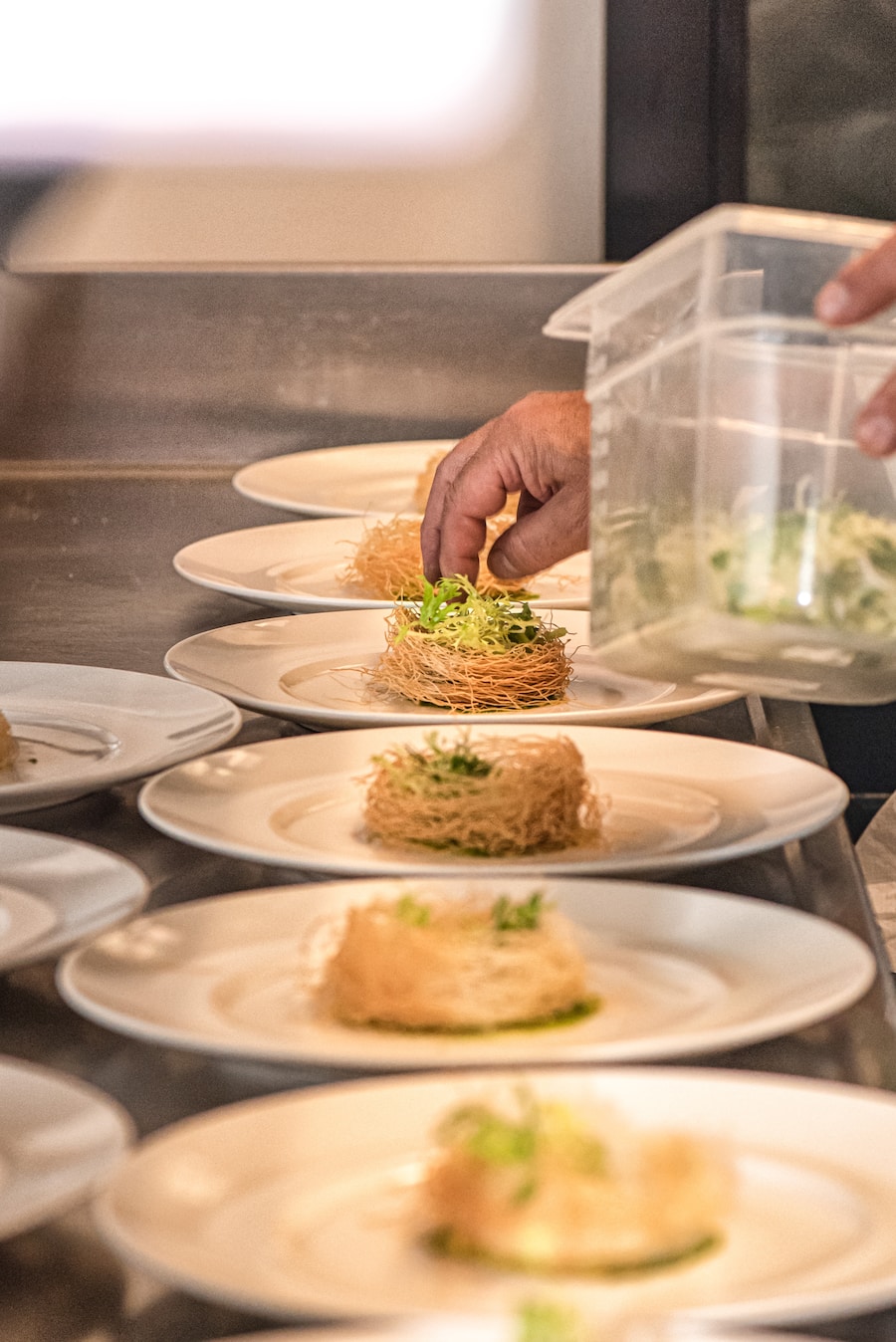 Artischocken und rote Garnelen